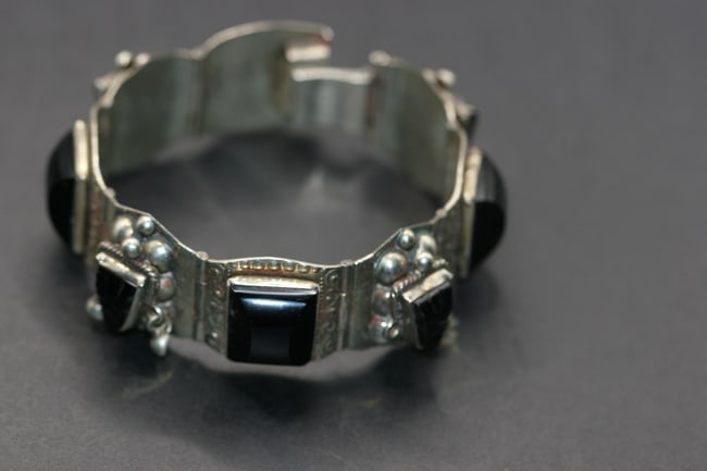 D.F. Alpaca Black Onyx Faces Bracelet vintage Lot 538: D.F. Alpaca Black Onyx Faces Bracelet vintage measures 6 3/4" x 7/8" wide