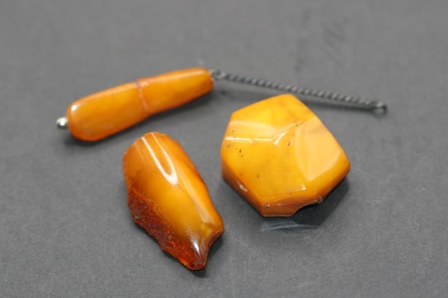 Genuine Amber Pieces Butterscotch plus pendant amber Lot 560 (1 of 3)
