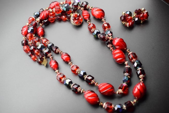 Red Red Red 1940's Necklace and Clip Earrings Vintage Lot EH 561: Red Red Red 1940's Resin Necklace and Clip Earrings Vintage measures 22" long Matching Earrings Measure 1" in diameter signed West