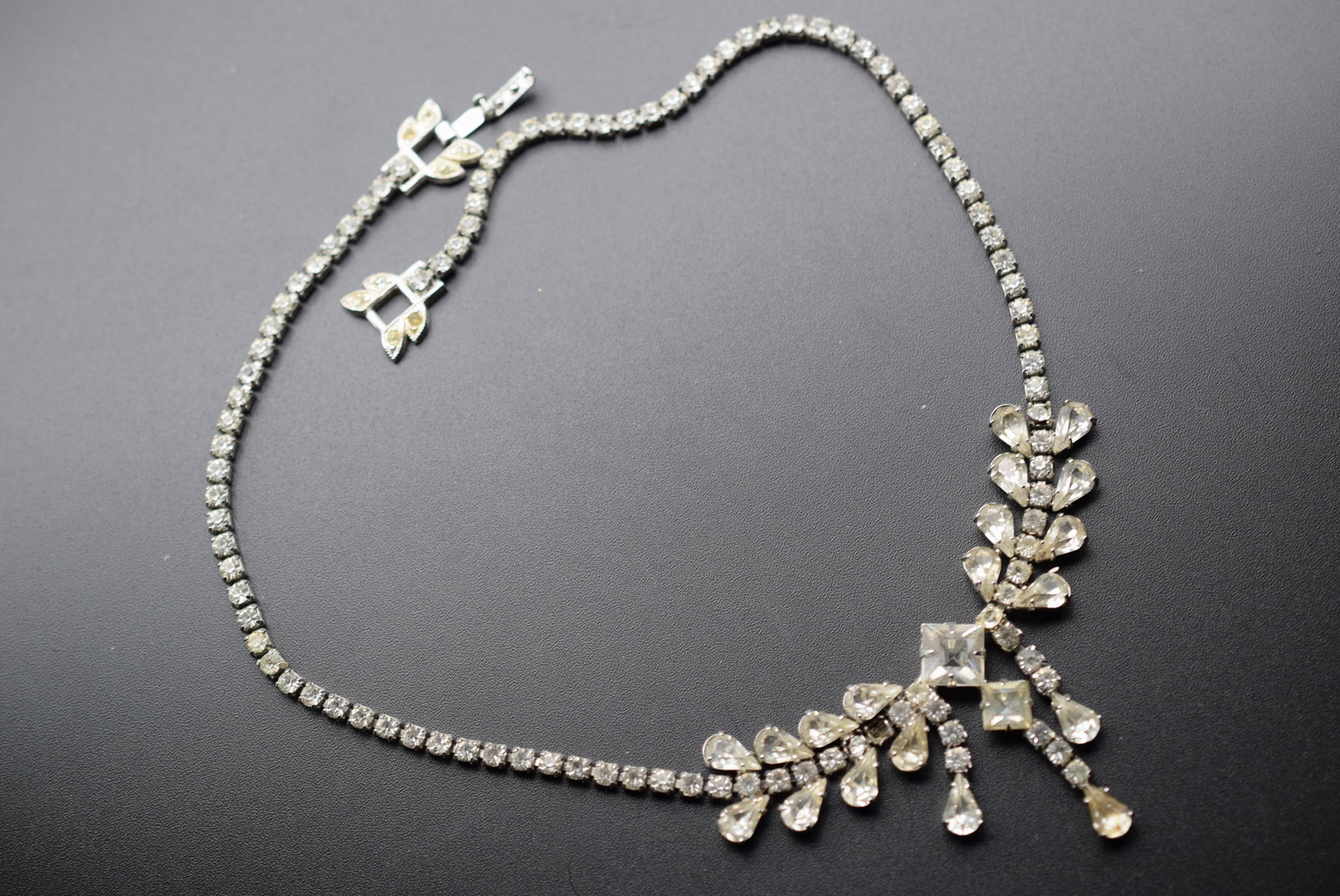 Rhinestone Drop Necklace Vintage 1950's Necklace Lot EH 598: Rhinestone Drop Necklace Vintage 1950's Necklace measures 16" long by rop front 1 1/2" unsigned Beauty