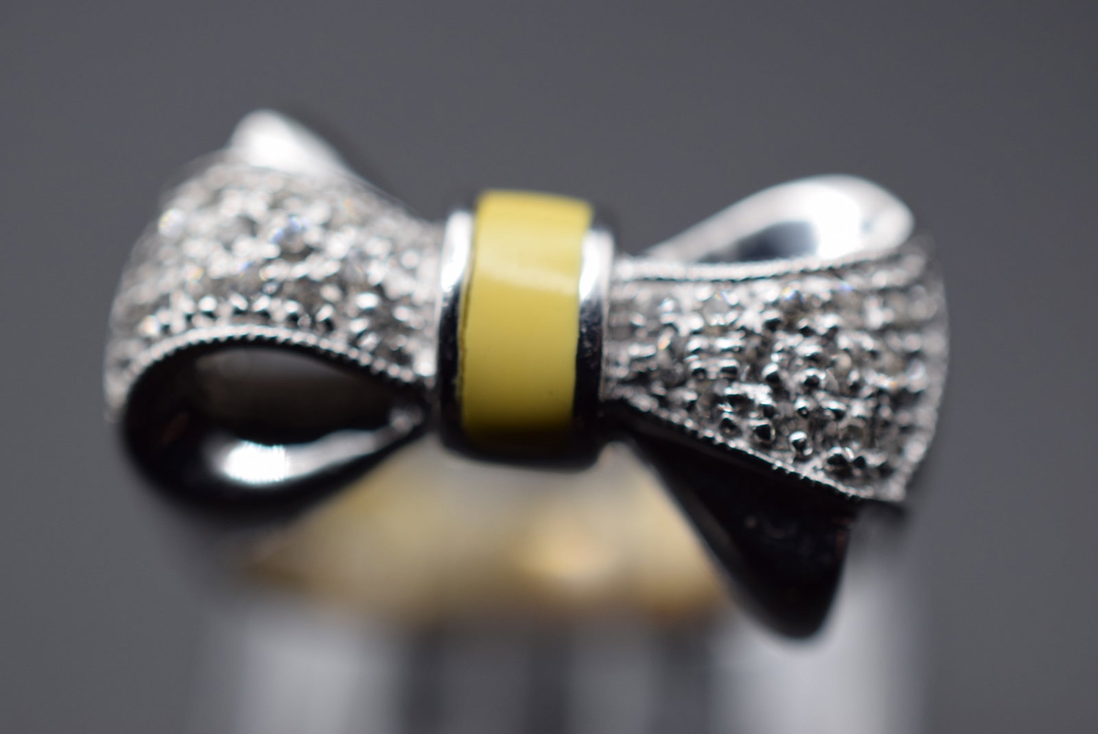 Enamel Bow Ring Vintage Sterling weighs 8.68 grams Lot HK 610: Enamel Jenna Bow Ring Vintage Sterling weighs 8.68 grams