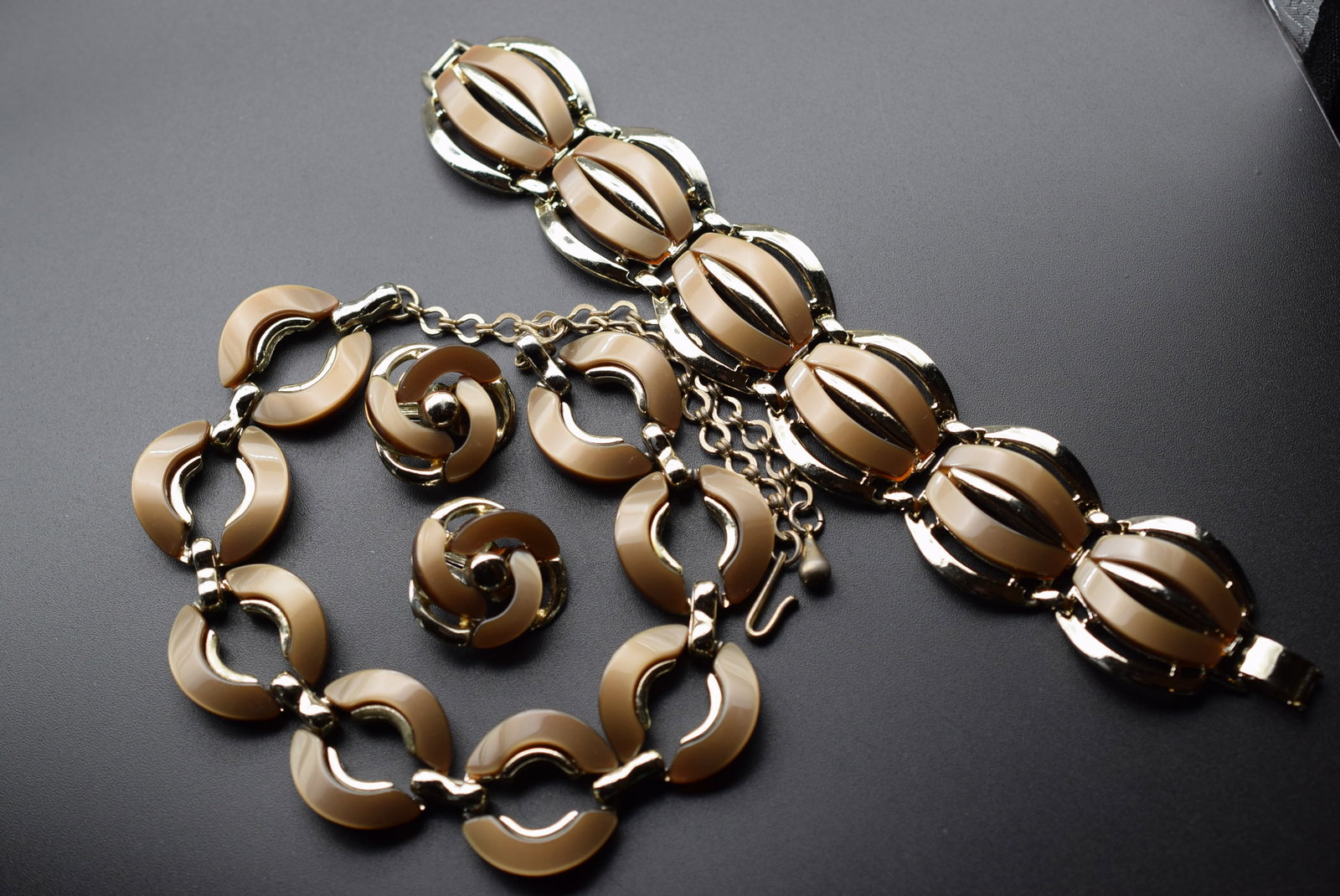 Thermo 1960's Necklace Bracelet Earrings Vintage Lot EH 629: Thermo 1960's Necklace Bracelet Earrings Vintage Necklace Measures 17" long x 1" Bracelet measures 7 1/2" x 1 1/4" Clip earrings measure 1 1/8" x 1" unsigned