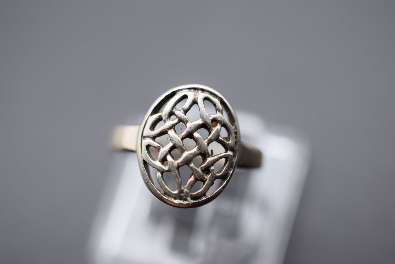 Celtic Weave Sterling Silver 925 Vintage Ring Size 4.5 Lot EH 631: Celtic Weave Sterling Silver 925 Vintage Ring Size 4.5 top measures 5/8" signed 925 weighs 1.86 grams