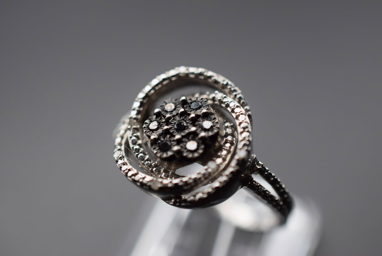 Rhinestone Beauty Sterling Silver 925 Vintage Ring Size 9 Loy EH 638: Rhinestone Beauty Sterling Silver 925 Vintage Ring Size 9 Top measures 5/8" signed 925 weighs 4.15 grams
