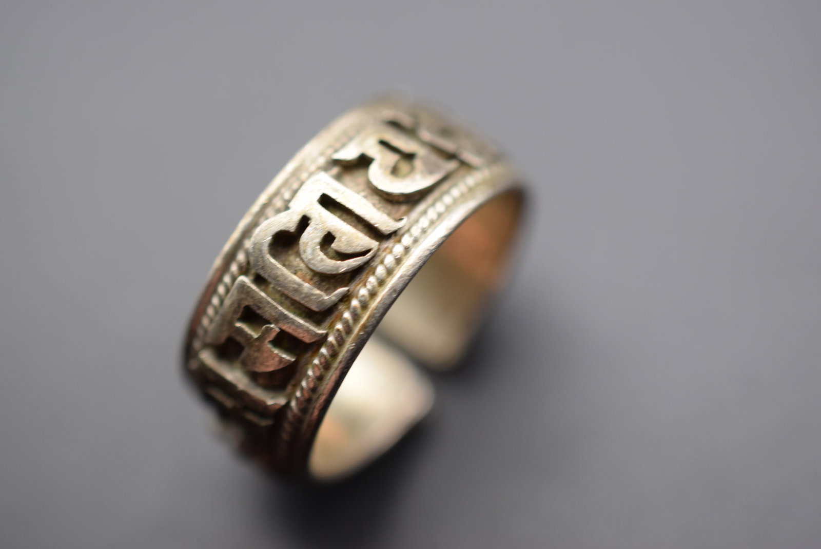 Repousse Intricate Amazing Sterling Silver 925 Vintage Ring Size 7 Lot EH 657: Repousse Intricate Amazing Sterling Silver 925 Vintage Ring Size 7 measures 3/8" wide signed 925 weighs 6 grams