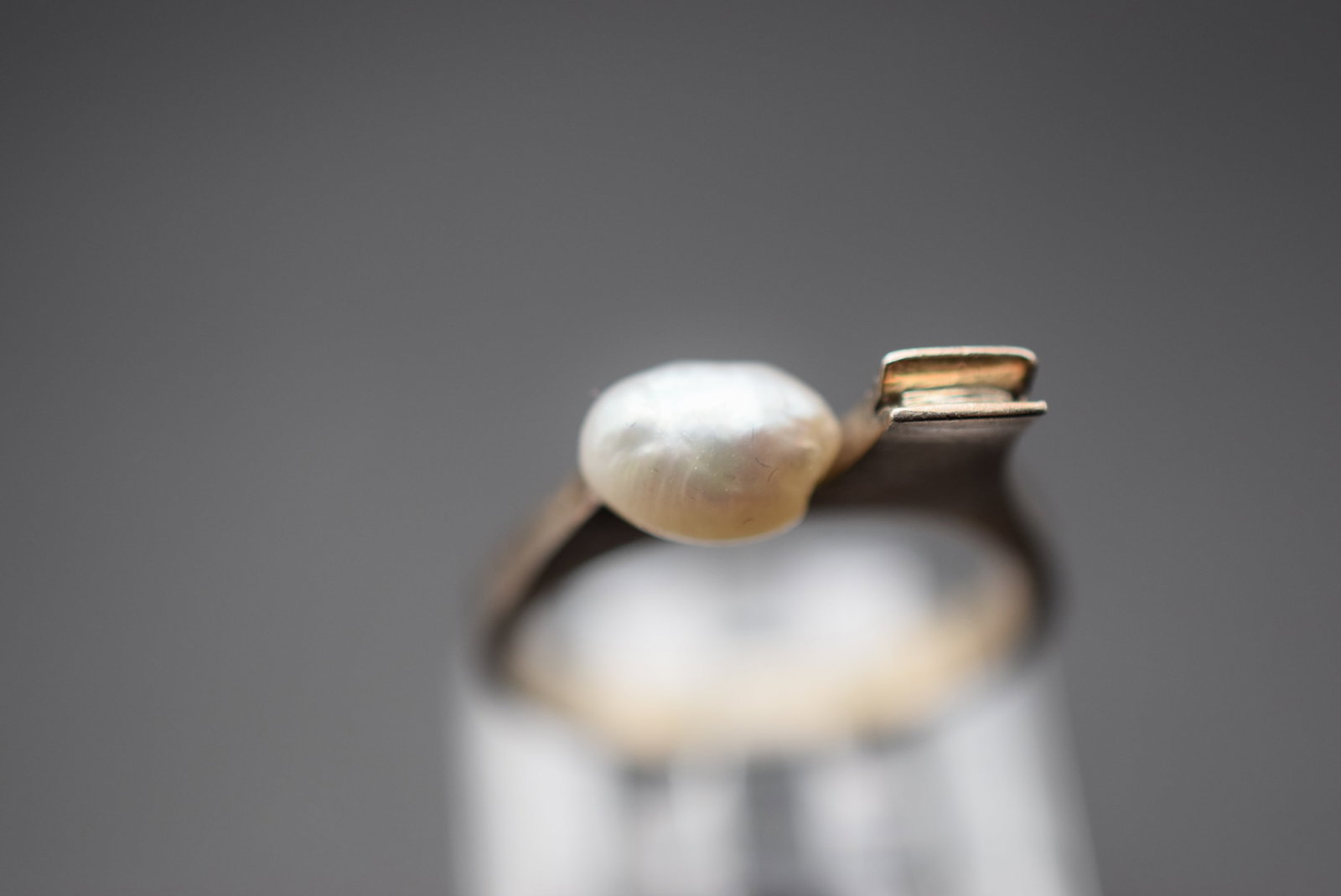Freshwater Pearl Sterling Silver 925 Vintage Ring Size 7.5 Lot EH 667: Freshwater Pearl Sterling Silver 925 Vintage Ring Size 7.5 measures 1/4" unsigned untested weighs 3.11