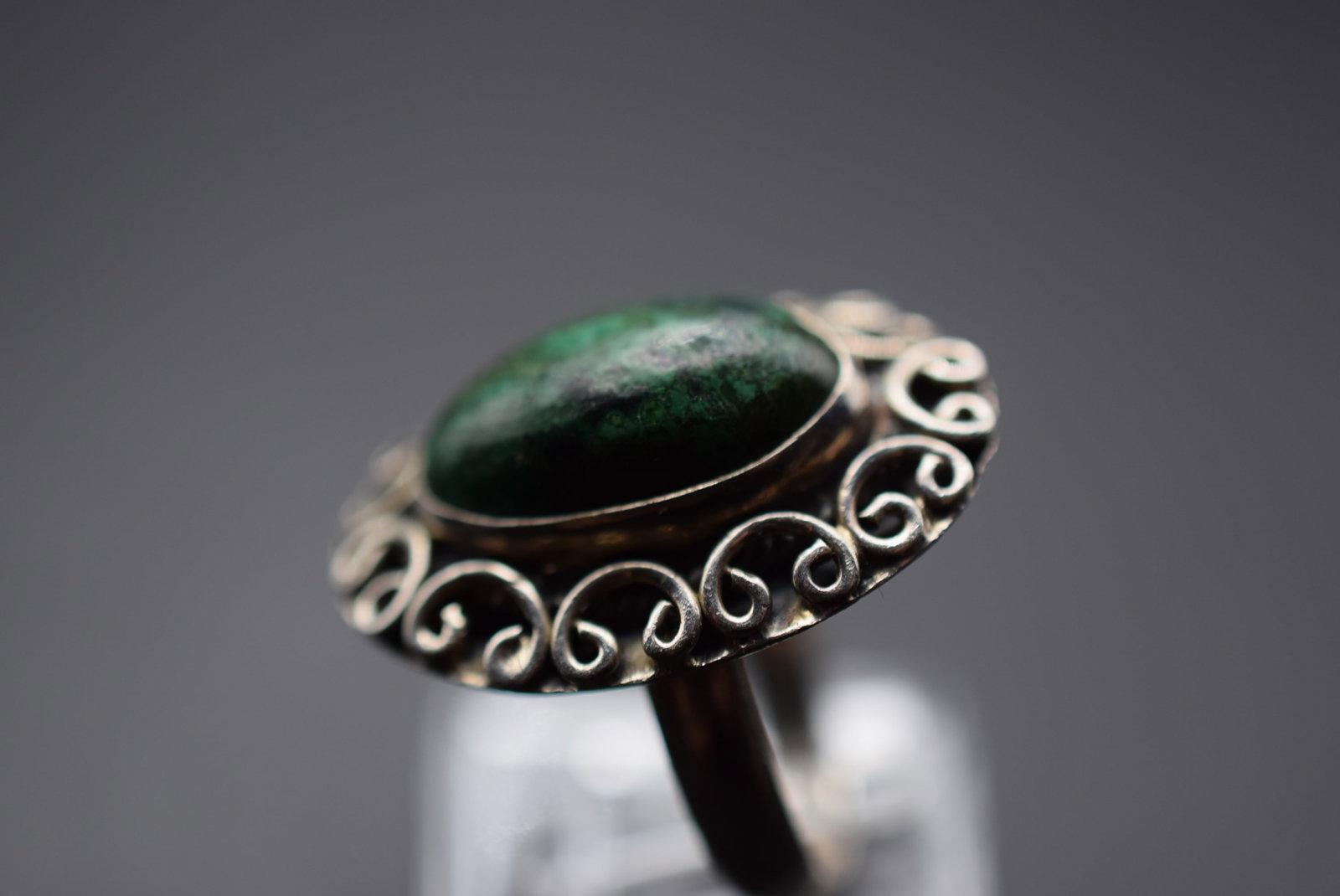 Scrolled High Dome Stone Sterling Silver 925 Vintage Ring Size 5.5 Lot EH 700: Scrolled High Dome Stone Sterling Silver 925 Vintage Ring Size 5.5 top measures 1 1/8" x 3/4" signed 925 weighs 6.46 grams