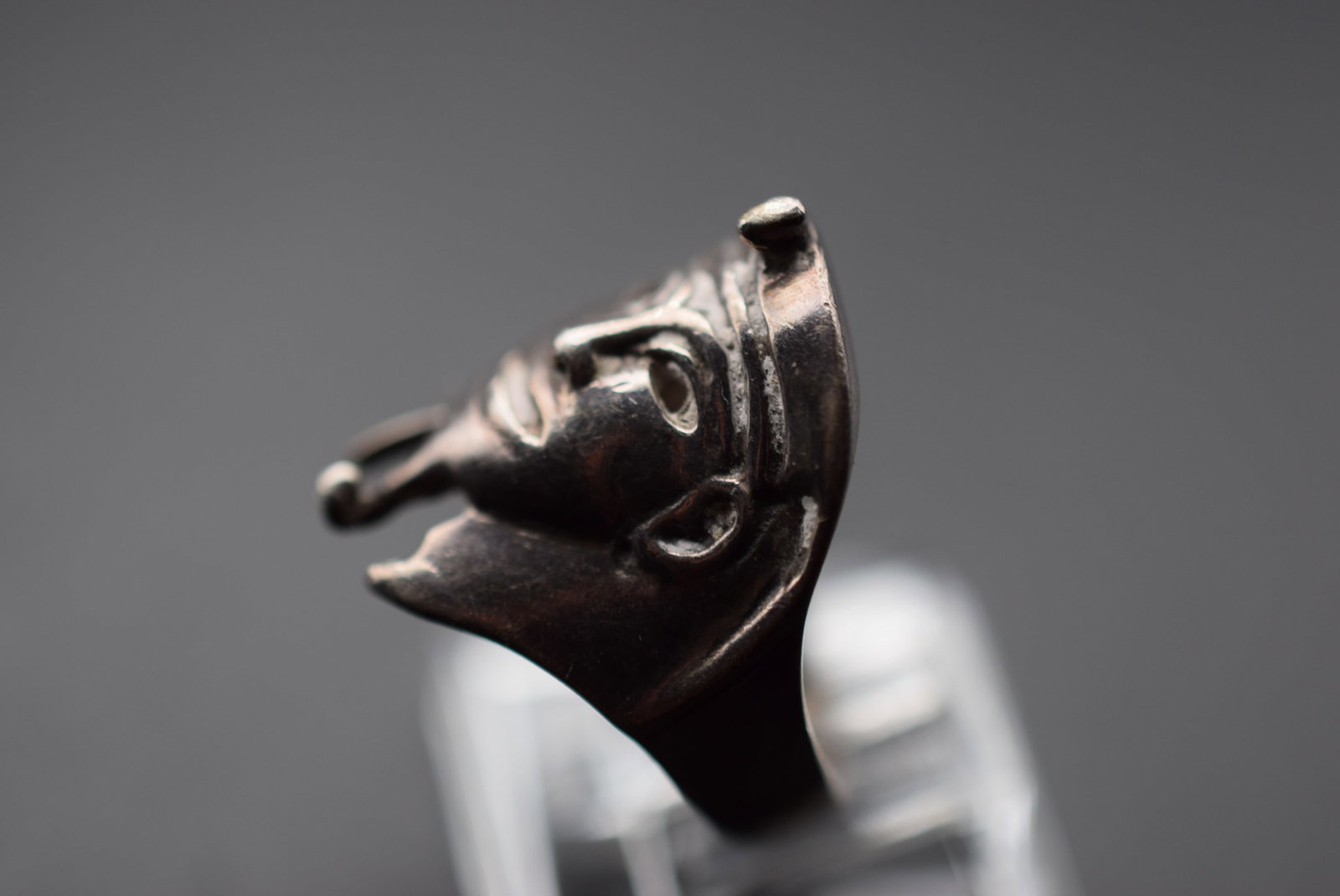 King Tut Egypt Repousse Face Sterling Silver 925 Vintage Ring Size 7.25 Lot EH 729: King Tut Egypt Repousse Sterling Silver 925 Vintage Ring Size 7.25 measures 7/8" wide signed 925 in 2 places weighs 5.77 grams