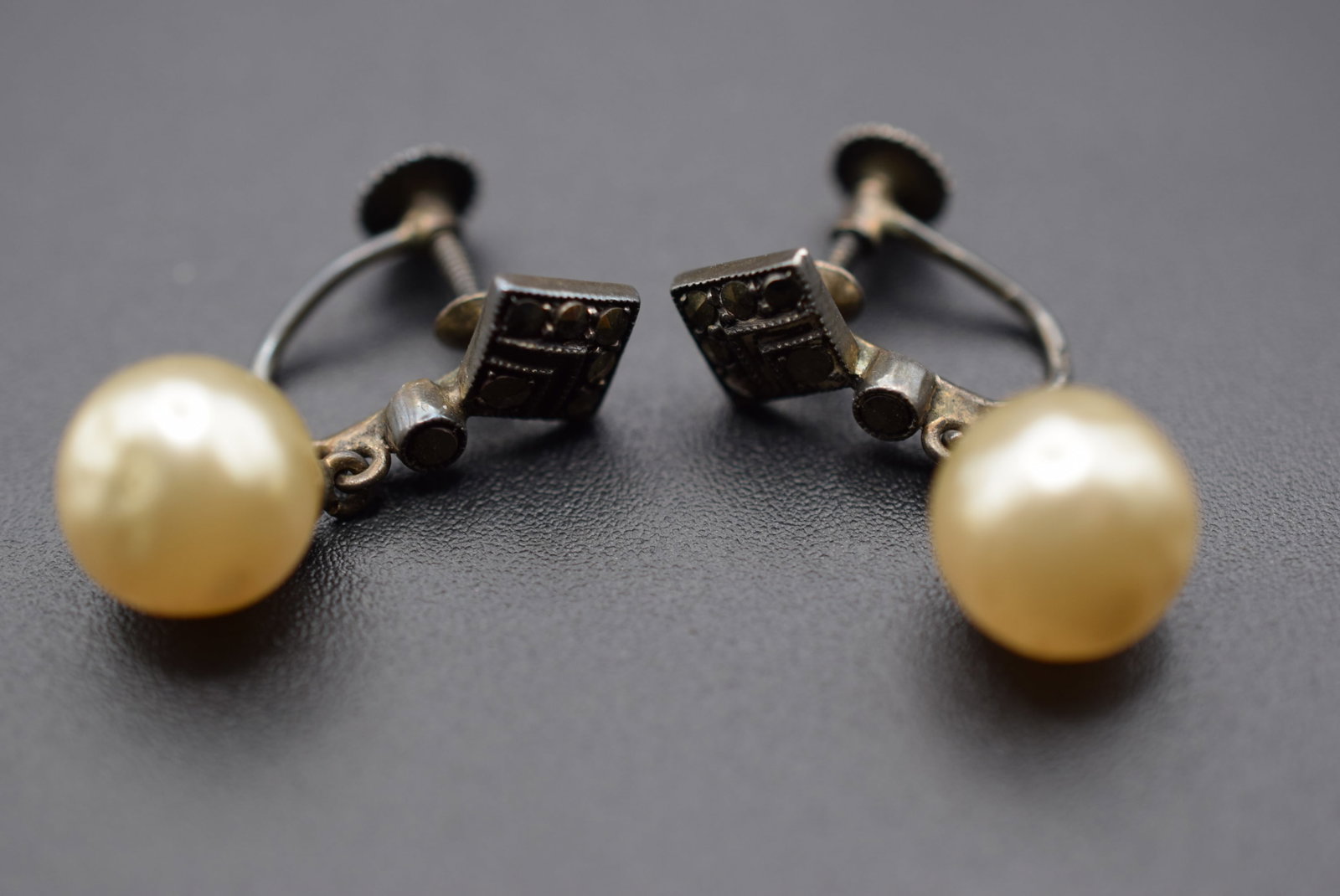 800 Silver Pearl Screwback Earrings Vintage Lot HK 732: 800 Silver Pearl Screwback Earrings Vintage signed on the sides of the bale