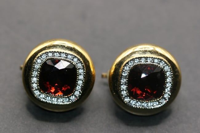 Butler Rhinestone Clip Earrings Signed Lot 758: Butler Rhinestone Clip Earrings Signed measures 1" in diameter Exquisite !