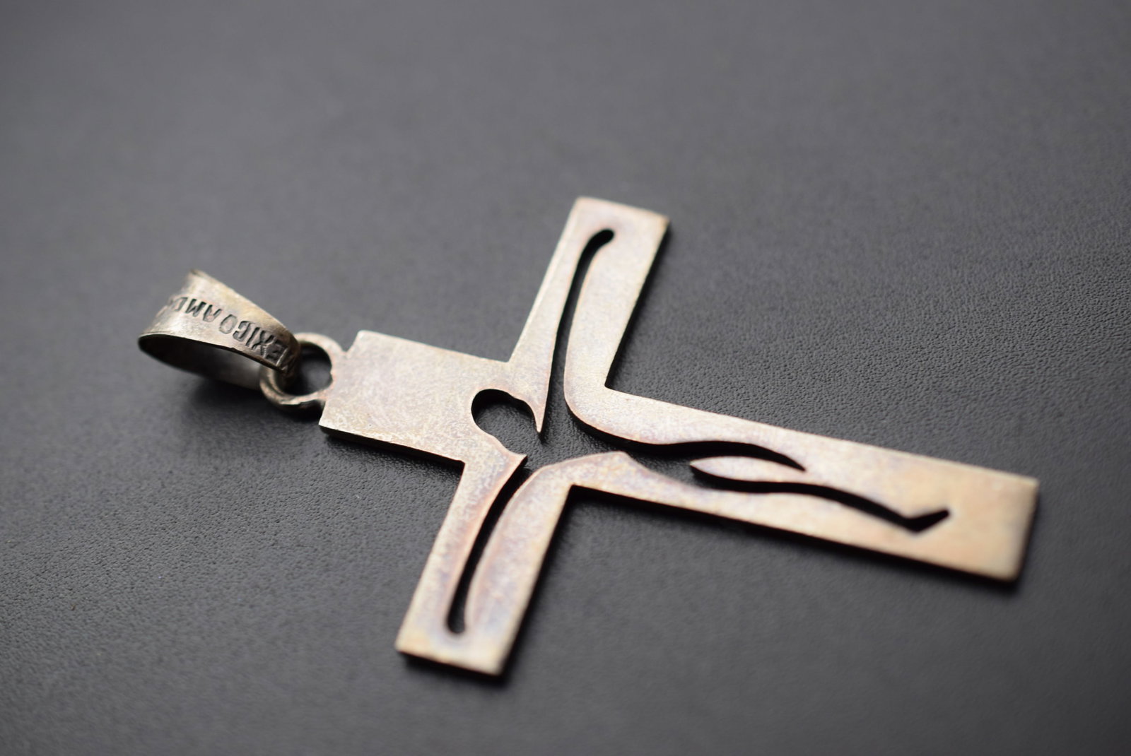 Modernist Cross Sterling Silver 925 Vintage Lot EH 767: Modernist Cross Sterling Silver 925 Vintage measures 2" x 1 5/8" plus the bale signed 3 inside eagle bell 925 weighs 7.23 grams