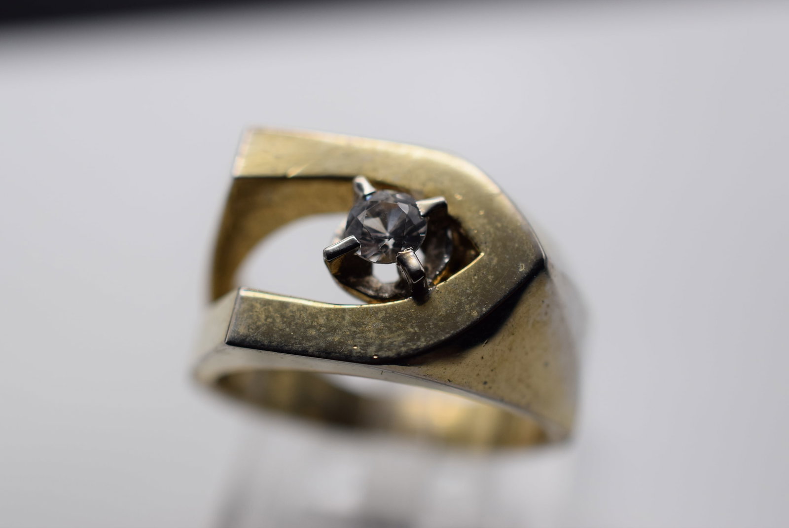 Solitaire Ring Vintage 1970's Lot HK 782: Solitaire Ring Vintage 1970's