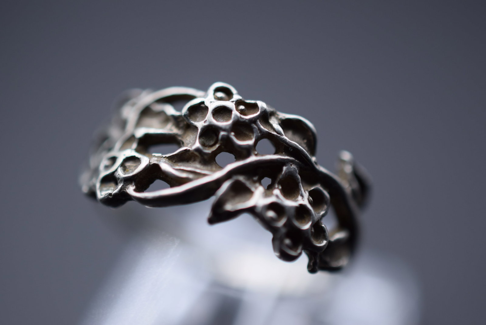 Repousse Flowers Sterling Silver 925 Vintage Ring Size 7.25 Lot EH 785: Repousse Flowers Sterling Silver 925 Vintage Ring Size 7.25 measures 3/8" signed 925 weighs 2.38 grams