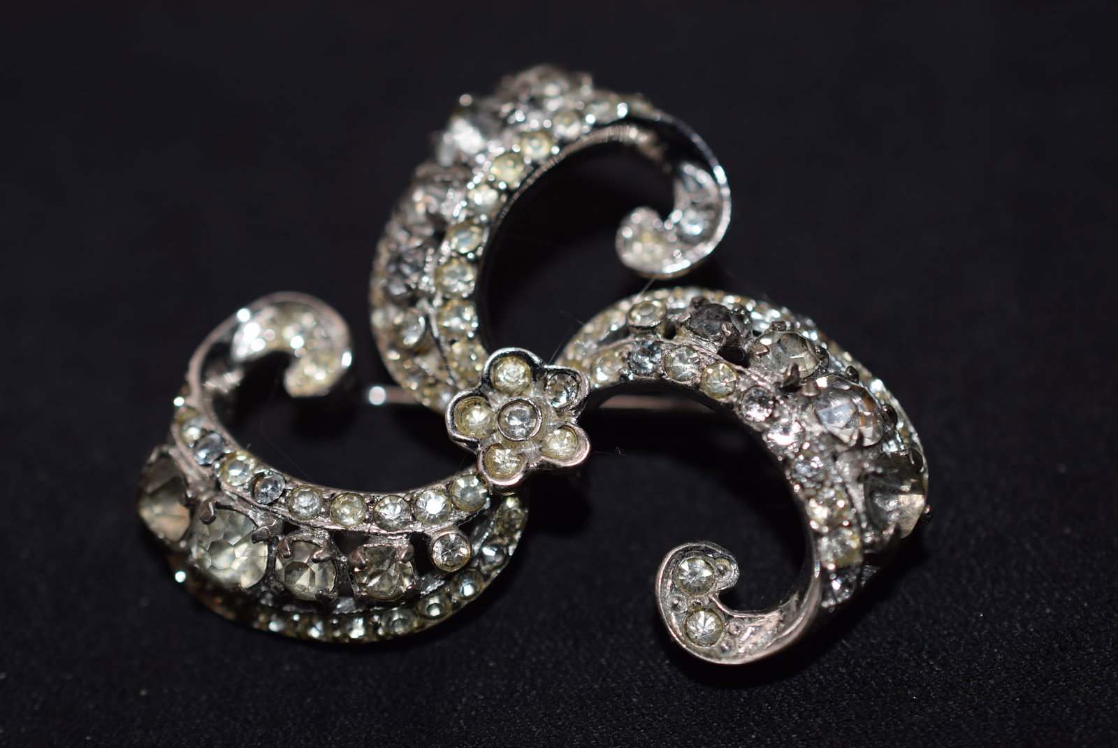 Sonia Lee Sterling Rhinestone Vintage Brooch Pin Lot EH 792: Sonia Lee Sterling Rhinestone Vintage Brooch Pin measures 1 3/4" x 1 1/2" signed Sonia Lee Sterling