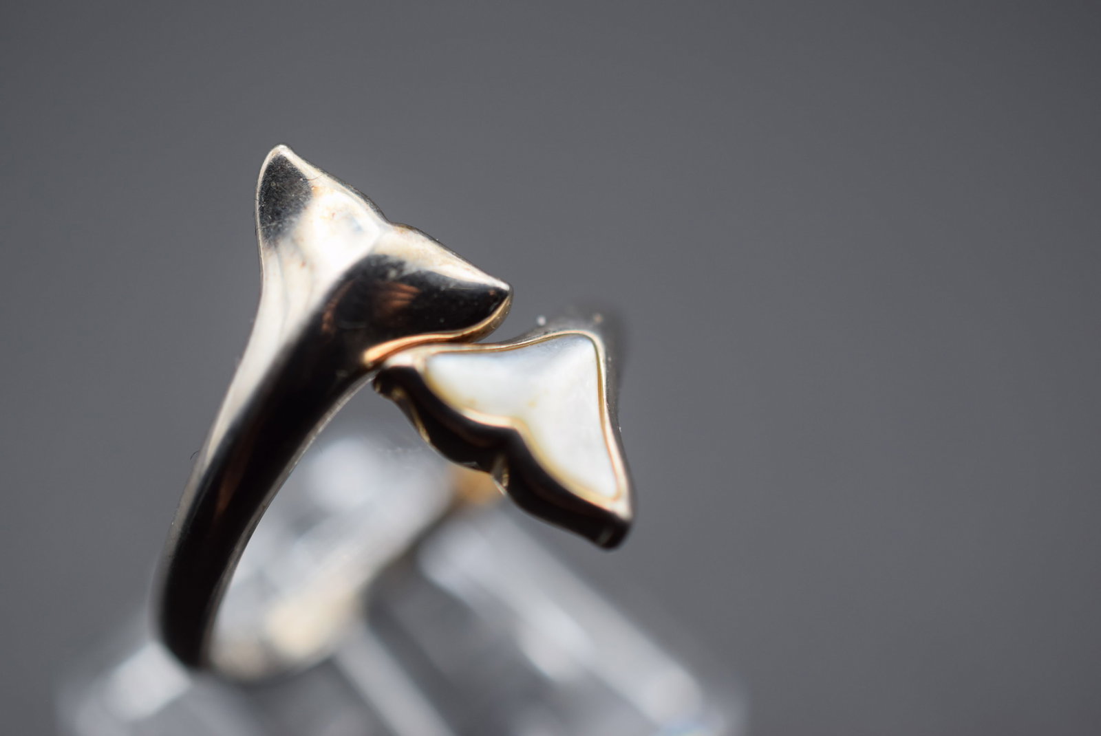 Whale Tail Mother of Pearl Sterling Silver 925 Vintage Ring Size 9 Lot EH 811: Whale Tail Mother of Pearl Sterling Silver 925 Vintage Ring Size 9 measures 7/8" wide signed 925 weighs 3.41 grams