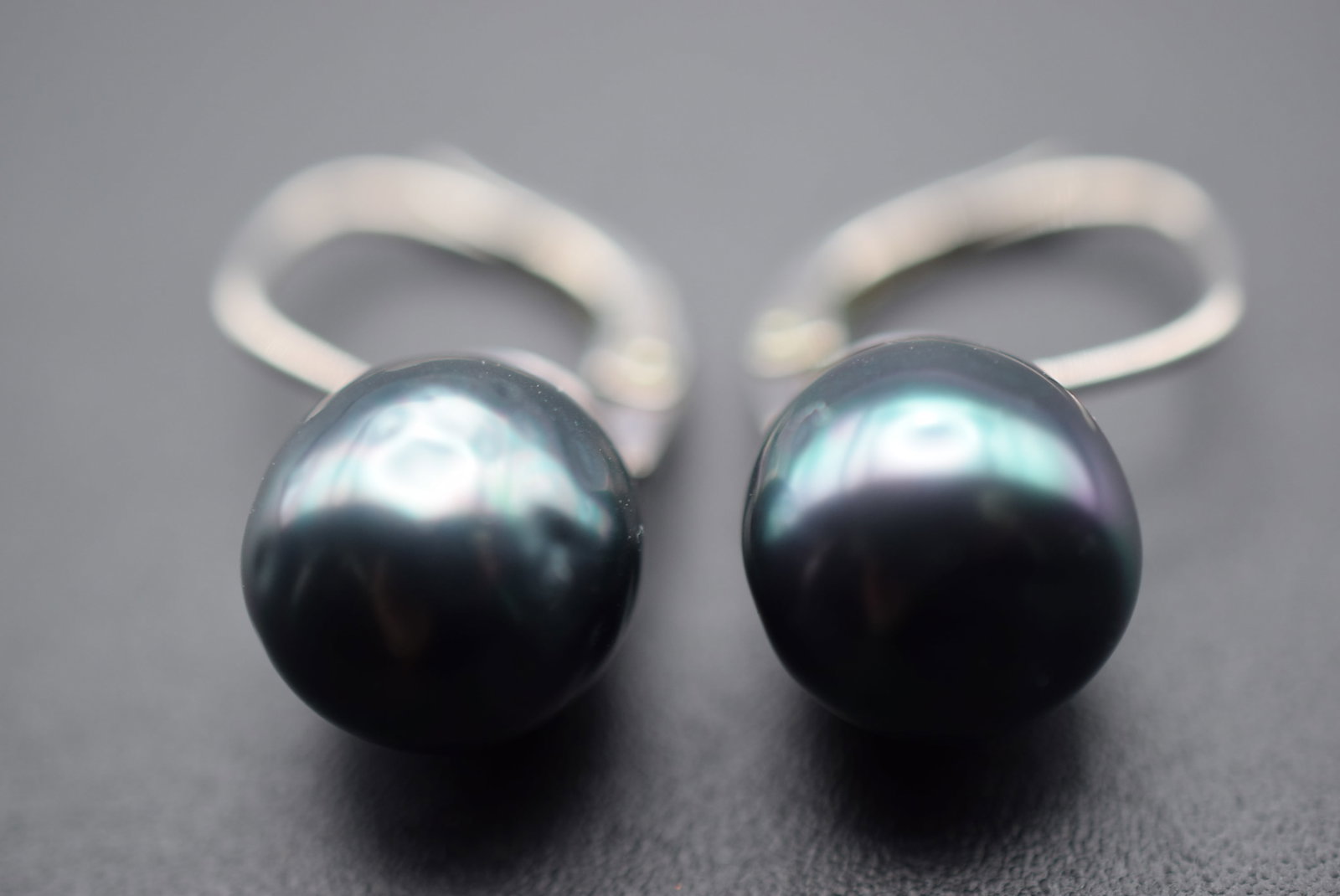 Glass Pearl Beauty Sterling Silver 925 Pierced Earrings Lot EH 817: Glass Pearl Beauty Sterling Silver 925 Pierced Earrings measures 3/8" igned 925 on the backings