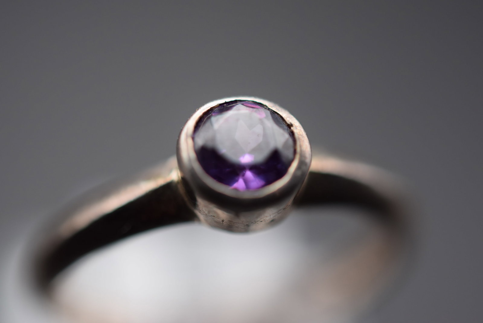 Purple Sterling Silver 925 Vintage Ring Size 8.5 Lot EH 820: Purple Sterling Silver 925 Vintage Ring Size 8.5 top measures 1/4" signed 925 weighs 2.21 grams