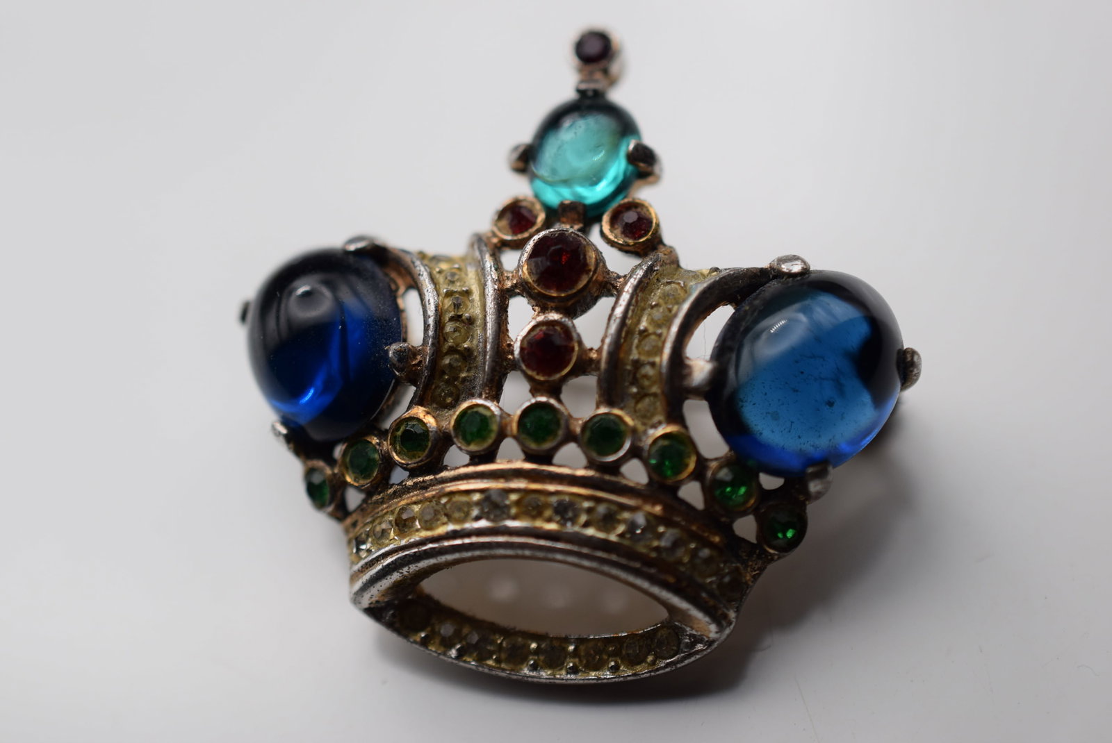 Trifari Crown Cabochon Vermeil Sterling Silver 925 Brooch Pin Signed Lot EH 837: Trifari Crown Cabochon Vermeil Sterling Silver 925 Brooch Pin Signed Trifari Des Pat.No 137542 Sterling Trifari with Crown over the Tmeasures 1 3/8" x 1 3/8"