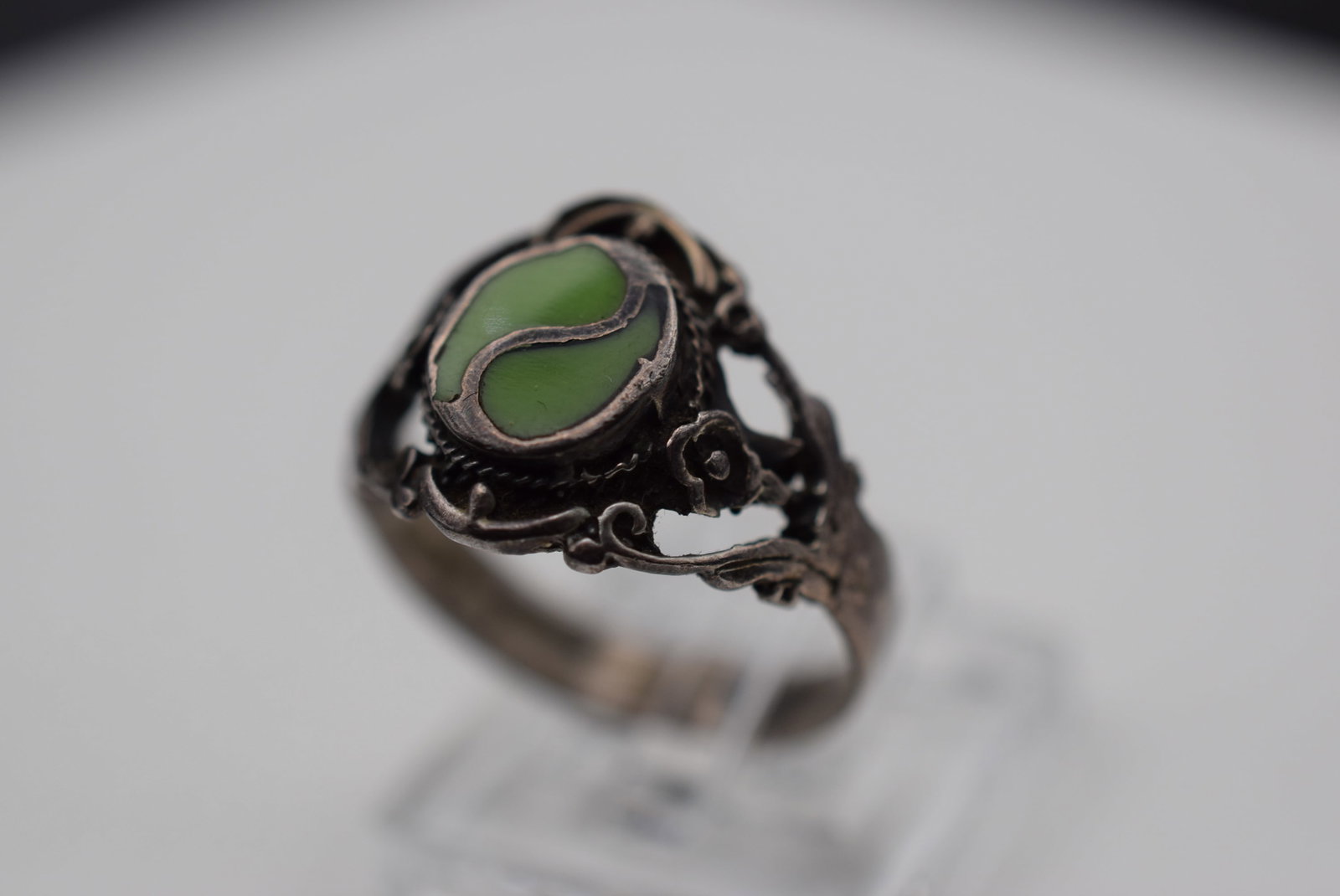 Enamel Repousse Sterling Silver 925 Vintage Ring Size 8 Lot EH 852: Enamel Repousse Sterling Silver 925 Vintage Ring Size 8 top measures 5/8" unsigned untested