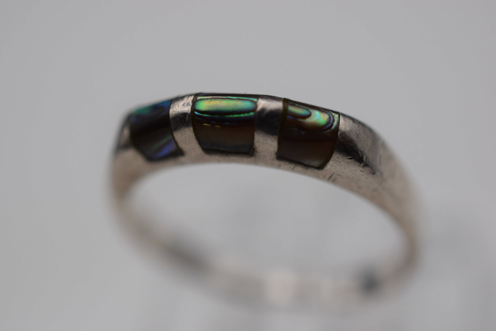 Abalone Sterling Silver 925 Vintage Ring Size 4.75 Lot EH 865: Abalone Sterling Silver 925 Vintage Ring Size 4.75 measures 1/8" wide signed 925 weighs 1.73 grams