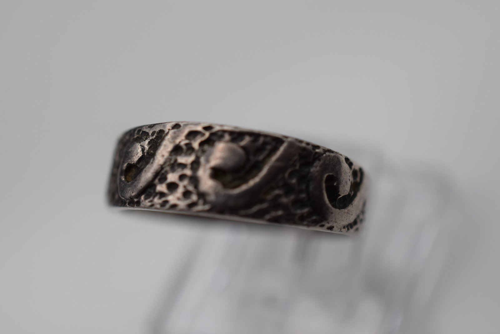 Ocean Wave Repousse Sterling Silver 925 Vintage Ring Size 7.5 EH 871: Ocean Wave Repousse Sterling Silver 925 Vintage Ring Size 7.5 measures 1/4" wide signed 925 weighs 3.07 grams