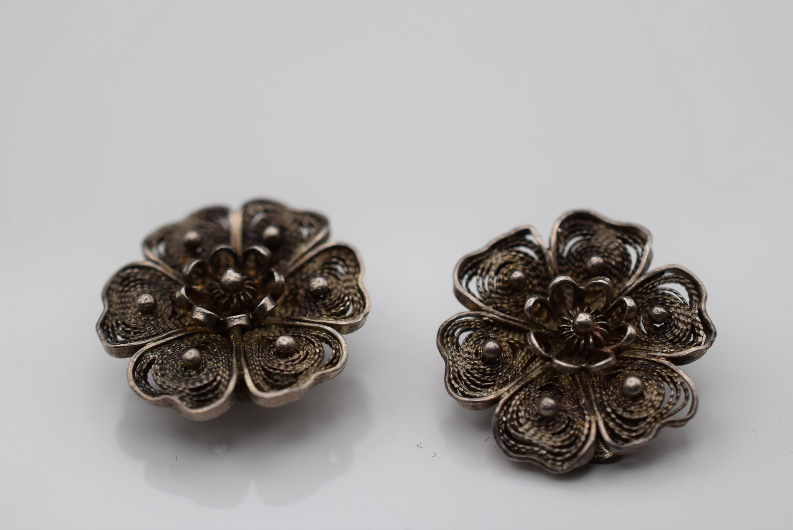 Filigree Clip Earrings Vintage Lot EH 872: Filigree Clip Earrings Vintage measures 3/4" in diameter