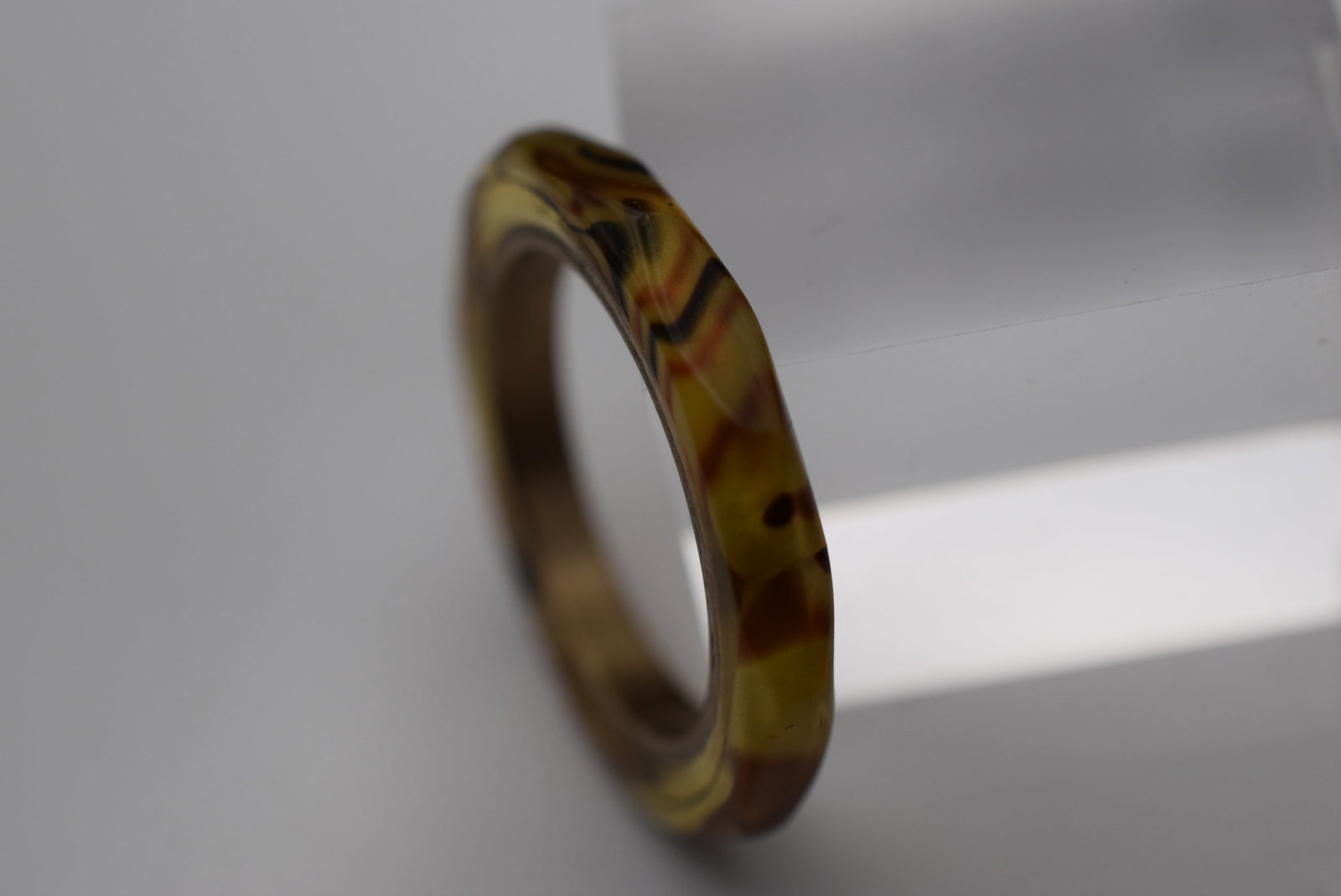 Modernist Resin Ring Vintage Ring Size 6.75 Lot EH 882: Modernist Resin Ring Vintage Ring Size 6.75 measures 1/4" wide