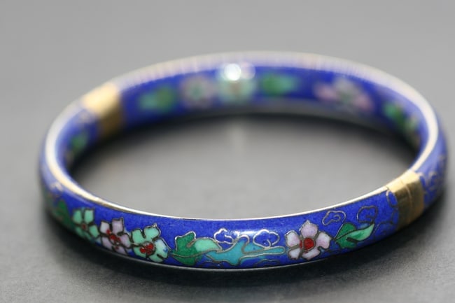 Cloisonne Bangle Hinged Blue Cobalt Bracelet Vintage Lot 897: Cloisonne Bangle Hinged Blue Cobalt Bracelet Vintage measures 2 3/8" across inside and is 3/8" wide