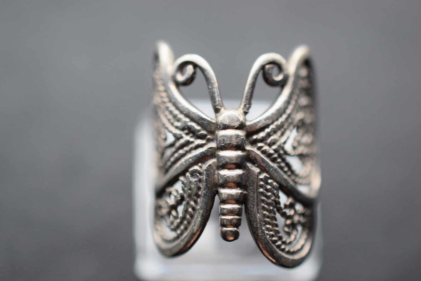 Smashing Nice Butterfly Filigree Sterling Silver 925 Vintage Ring Size 6 Lot EH 900: Smashing Nice Butterfly Filigree Sterling Silver 925 Vintage Ring Size 6 measures a huge 1" x 1"