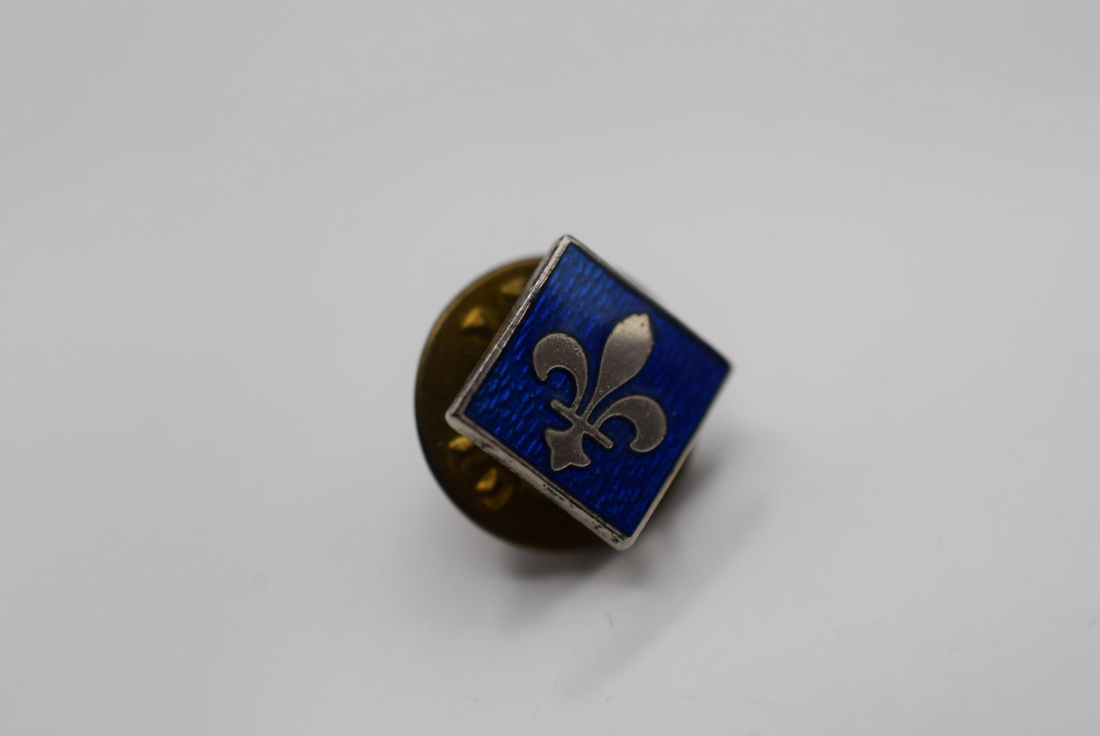 Enamel Fleur de Lys Brooch Vintage Lot HK 920: Enamel Fleur de Lys Brooch Vintage