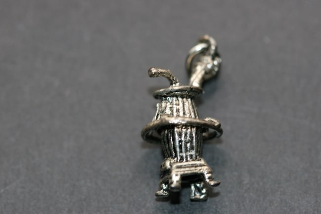 Sterling Vintage Old Wood Stove Sterling Silver 925 charm pendant Lot 938: Sterling Vintage Old Wood Stove charm pendant Sterling Silver 925 signed STER and measures 1"x1/2"