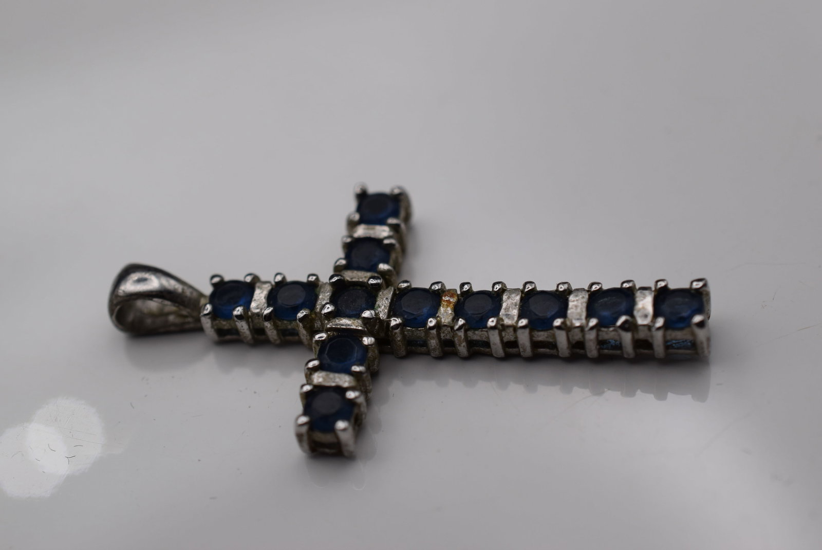 Cross Sterling Silver 925 Pendant Vintage Lot EH 963: Cross Sterling Silver 925 Pendant Vintage measures 1 1/2" x 5/8" signed 925 weighs 3 grams needs cleaning