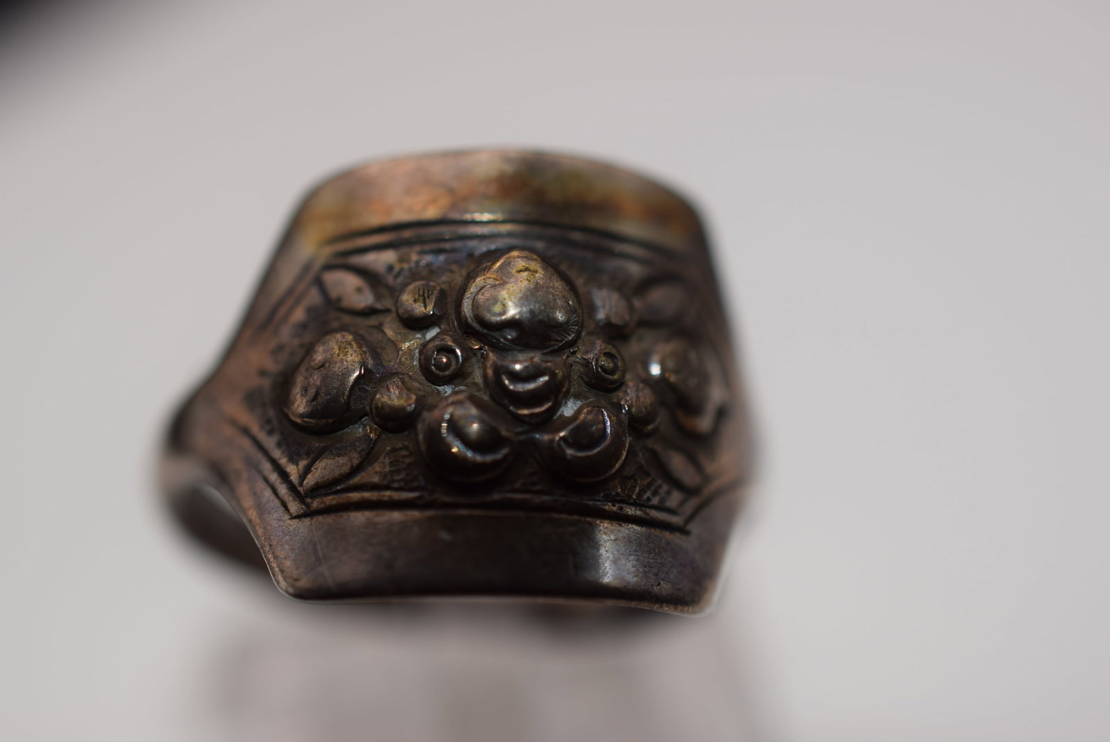 Repousse Vintage Ring Size 8 Lot EH 967: Repousse Vintage Ring Size 8 top measures 5/8"