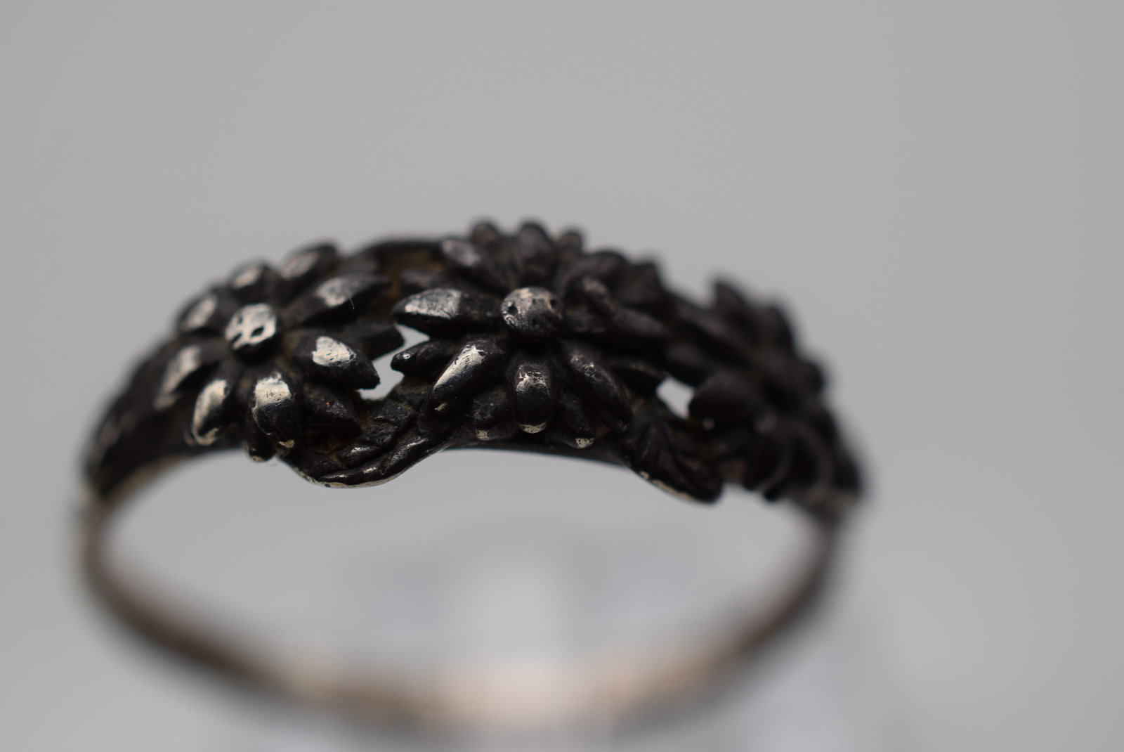 Repousse Flowers Old Sterling Silver 925 Vintage Ring Size 8.5 Lot EH 974: Repousse Flowers Old Sterling Silver 925 Vintage Ring Size 8.5 top measures 1/4" signed 925 weighs 2.42 grams