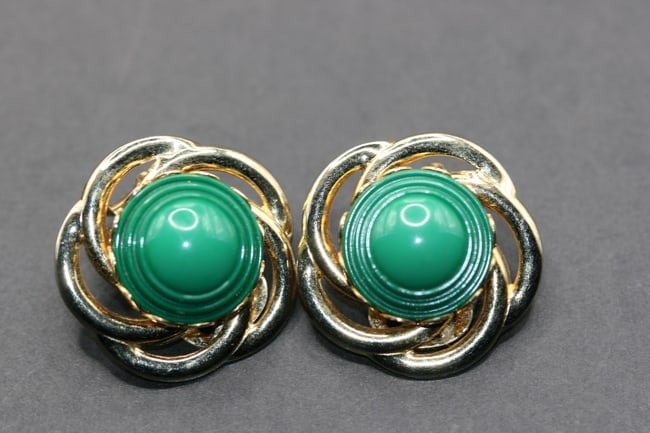 Green Clip Earrings Lot 981: Green Clip Earrings measures 1 1/8" in diameter