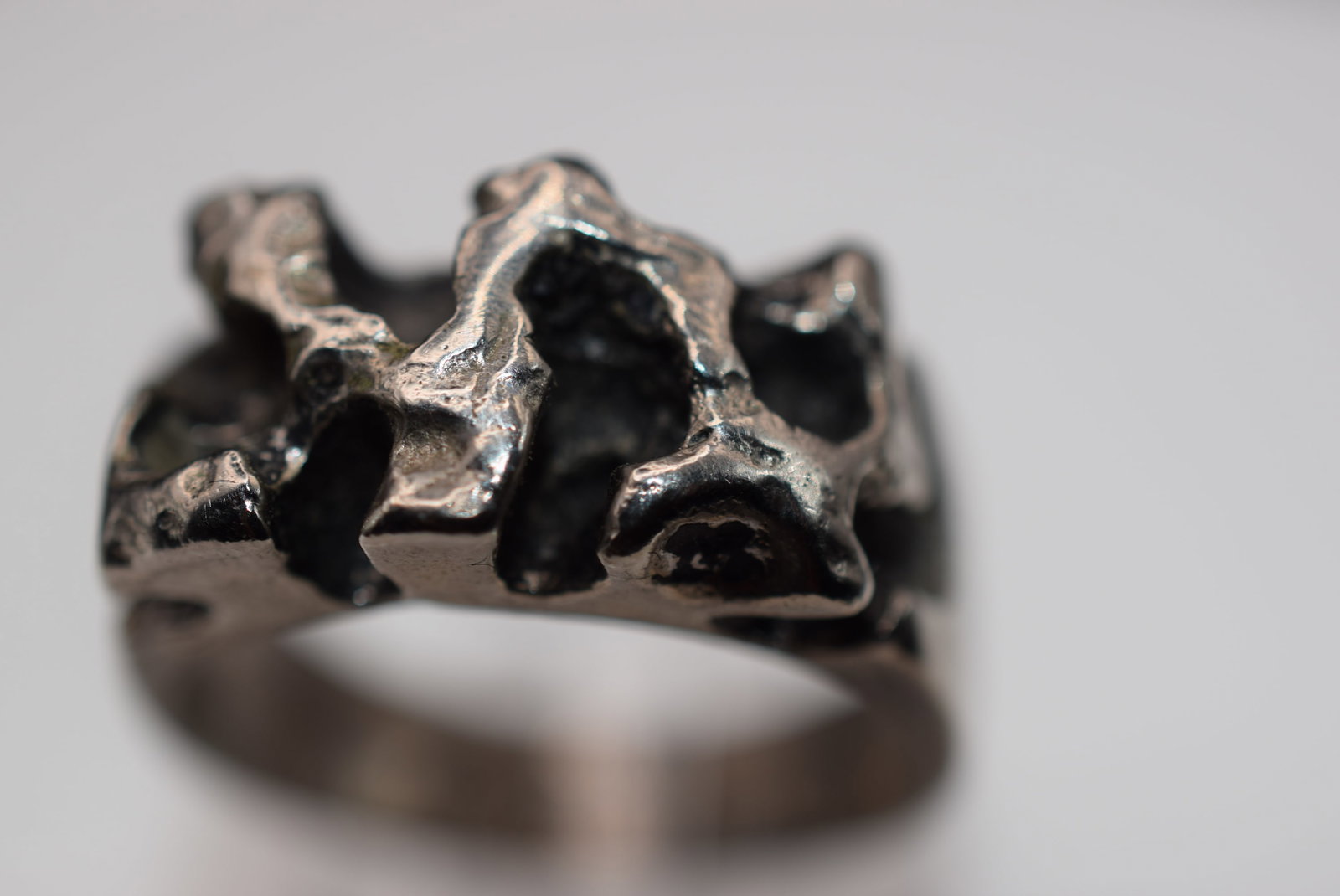 Brutalist Modernist Vintage Ring Size 12.5 Lot EH 994: Brutalist Modernist Vintage Ring Size 12.5 measures 1/2" wide unsigned untested