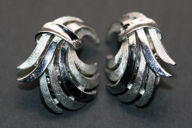 Trifari Crown Silvertone Swirl Clip Vintage Earrings Lot 1002 (1 of 2)