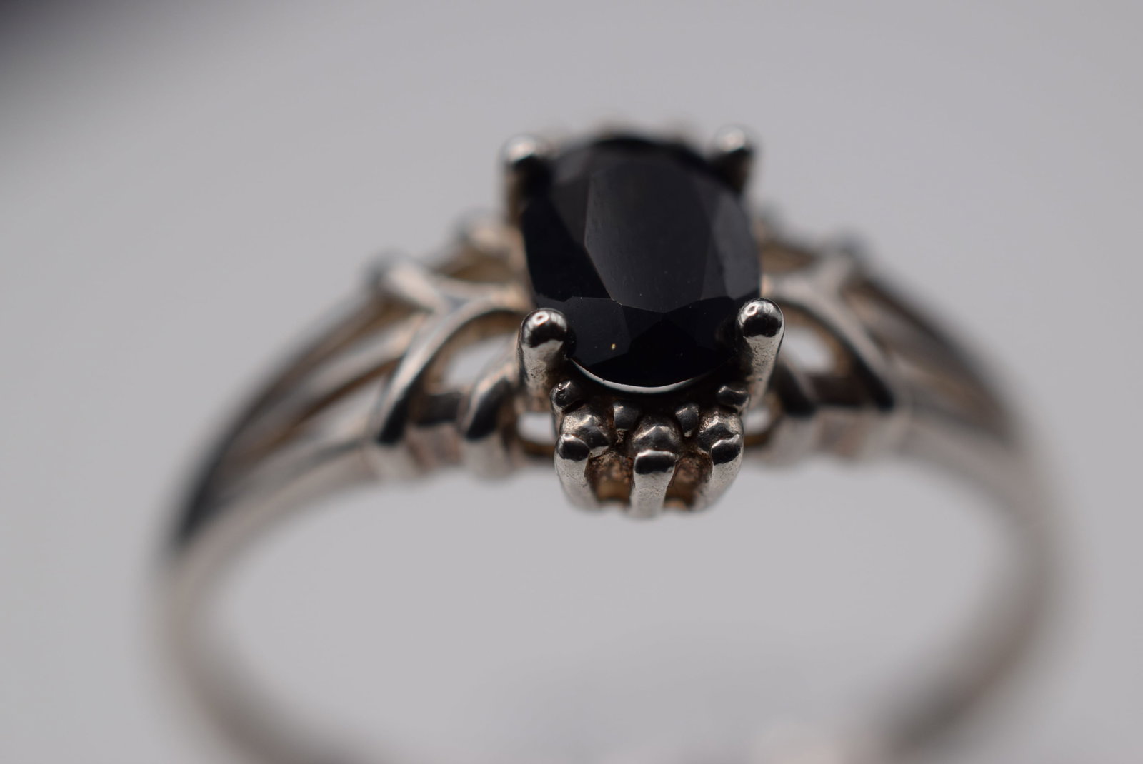 Cocktail Black Sterling Silver 925 Vintage Ring Size 9.5 Lot EH 1010: Cocktail Black Sterling Silver 925 Vintage Ring Size 9.5 top measures 1/2" signed 925 weighs 2.61 grams