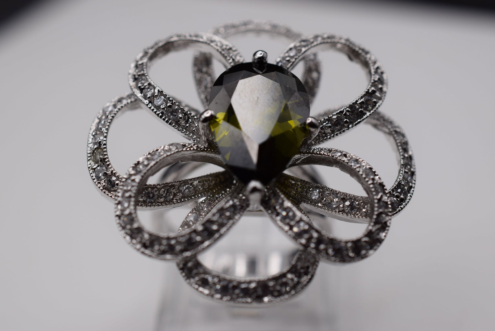 Massive Flower CZ Rhinestone Sterling Silver 925 Vintage Ring Size 8 Lot EH 1011: Massive Flower CZ Rhinestone Sterling Silver 925 Vintage Ring Size 8 top measures 1 1/2" in diameter and is signed 925 weighs 15.17 grams
