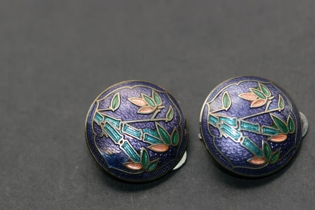 Cloissonne Clip Earrings Purple Vintage Lot 1017: Cloissonne Clip Earrings Purple Vintage measures 7/8" in diameter