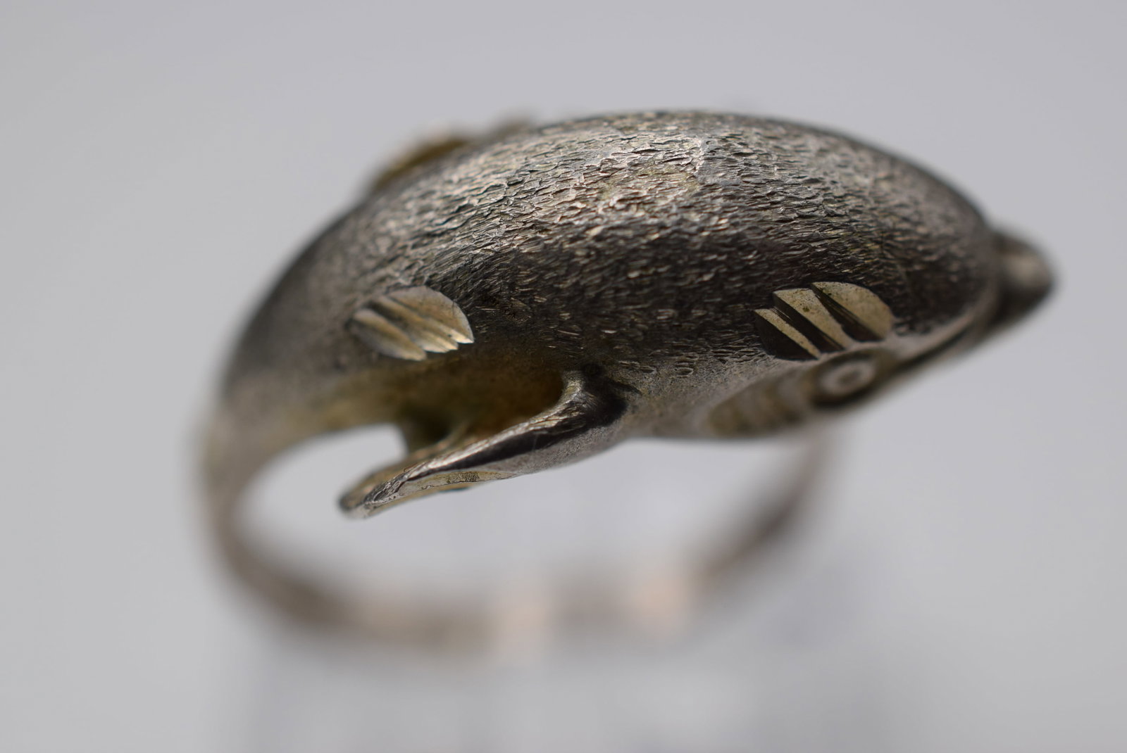 Dolphin HUGE Largest Seen Sterling Silver 925 Vintage Ring Size 6 but adjusts Lot EH 1019: Dolphin HUGE Largest Seen Sterling Silver 925 Vintage Ring Size 6 but adjusts top measures 1/2" Thick full head with details is marvelous signed 925 weighs 6.21 grams