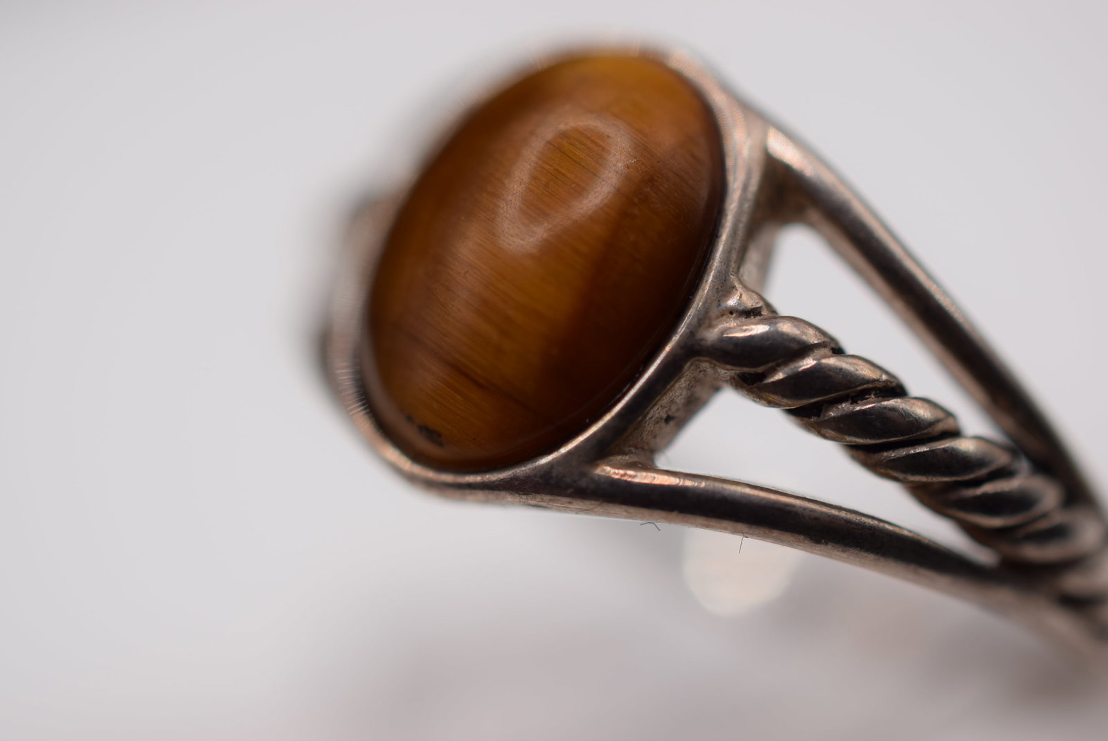 Tigers Eye Sterling Silver 925 Vintage Ring Size 10.25 Lot EH 1053: Tigers Eye Sterling Silver 925 Vintage Ring Size 10.25 top measures 1/2" wide signed 925 weighs 2.78 grams light reflections only in photos