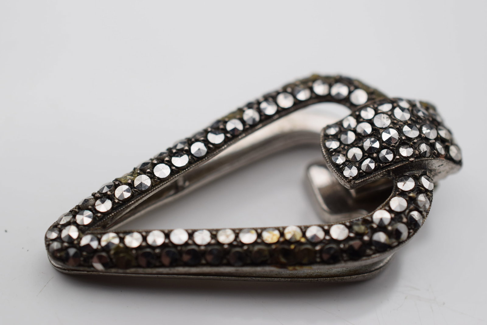 Marcasite Sterling Silver 925 Deco Clip Vintage Lot EH 1062: Marcasite Sterling Silver 925 Deco Clip Vintage measures 1 3/4" x 7/8" unsigned weighs 12.84 grams