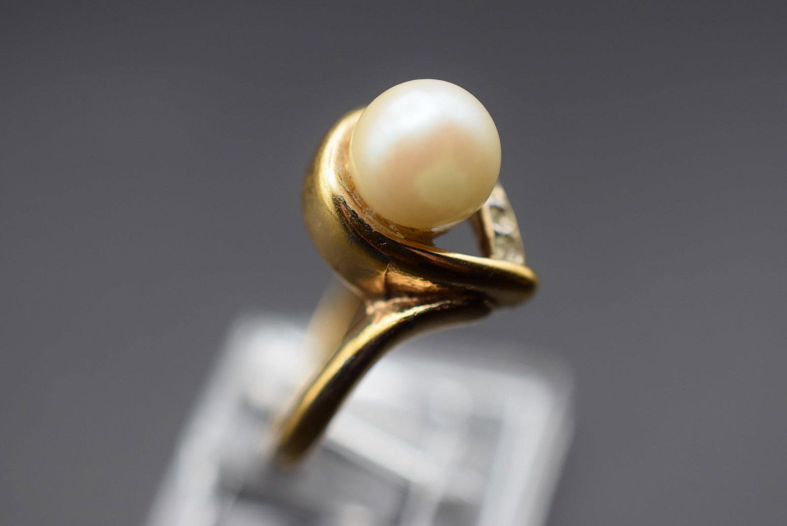Pearl 1970's 18KT Gold Filled Vintage Ring Size 8 Lot EH 1069: Pearl 1970's 18KT Gold Filled Vintage Ring Size 8 top measures 5/8" signed 18KT GFE