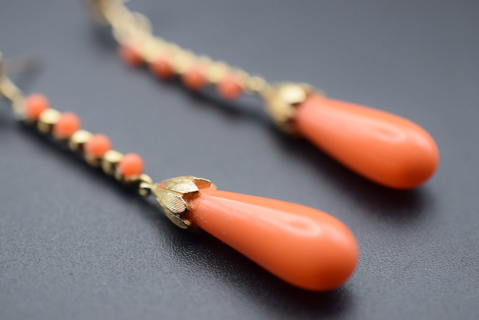 Coral Faux Drop Dangle Vintage Pierced Earrings Lot EH 1084: Coral Faux Drop Dangle Vintage Pierced Earrings measures 2 1/4" no backings very nice earrings