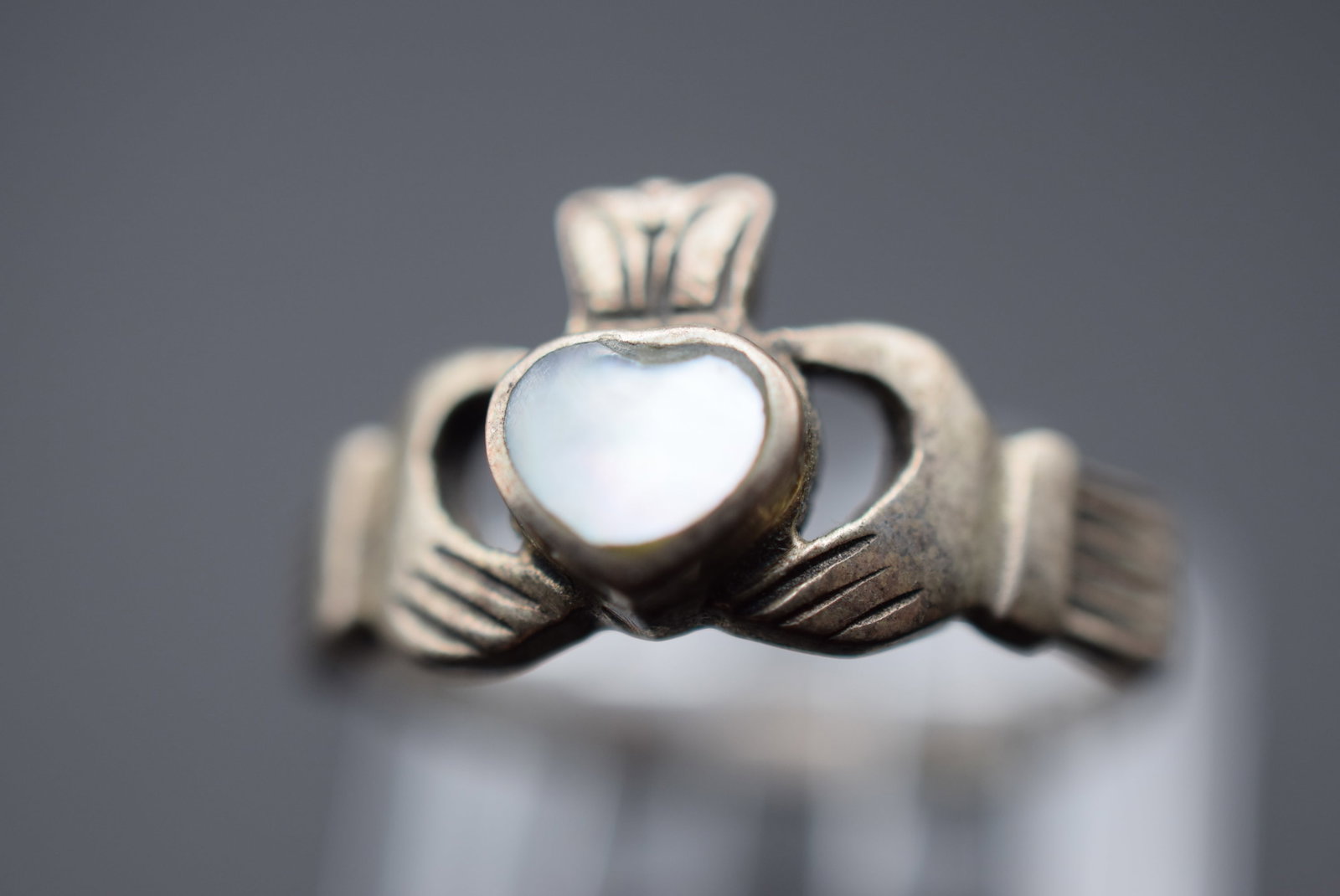 Claddah old Sterling Silver Mother pearl 925 Vintage Ring Size 7.5 Lot EH 1086: Claddah old Mother of Pearl Sterling Silver 925 Vintage Ring Size 7.5 top measures 1/2" signed 925 weighs 2.67 grams
