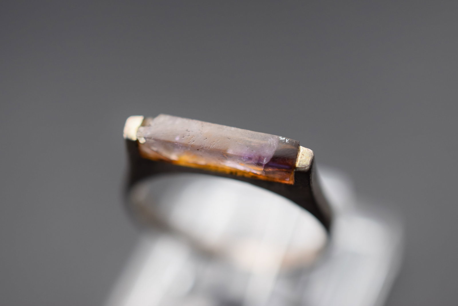 Amethyst Sterling Silver 925 Vintage Ring Size 6 Lot EH 1111: Amethyst Sterling Silver 925 Vintage Ring Size 6 top measures 1/8" unsigned small chip on one end of the stone weighs 2.09 grams