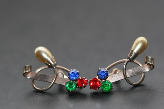 JayKel Sterling Vermeil Screw Back 1940's Vintage Signed Earrings Lot 1115: JayKel Sterling Vermeil Screw Back 1940's Vintage Signed Earrings signed JayKel Sterling Has nice pearl and rhinestones measures 1 1/8" x 3/4"