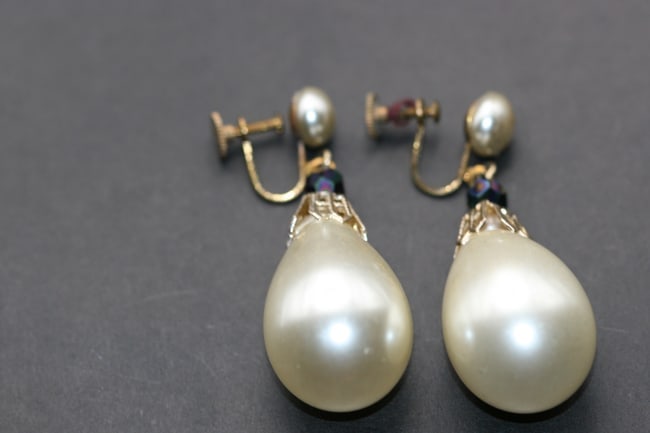 Massive Huge Pearl Drop Screw Back 1940's Earrings Vintage Lot 1135: Massive Huge Pearl Drop Screw Back 1940's Earrings Vintage measures 2 1/8" x 3/4" 31mm pearls