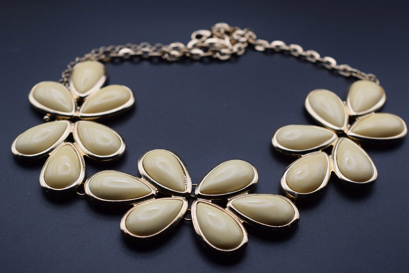 1970's Huge Massive Floweres Powers Necklace Vintage Lot EH 1137: 1970's Huge Massive Floweres Powers Necklace Vintage measures 22" long x 1 3/4"